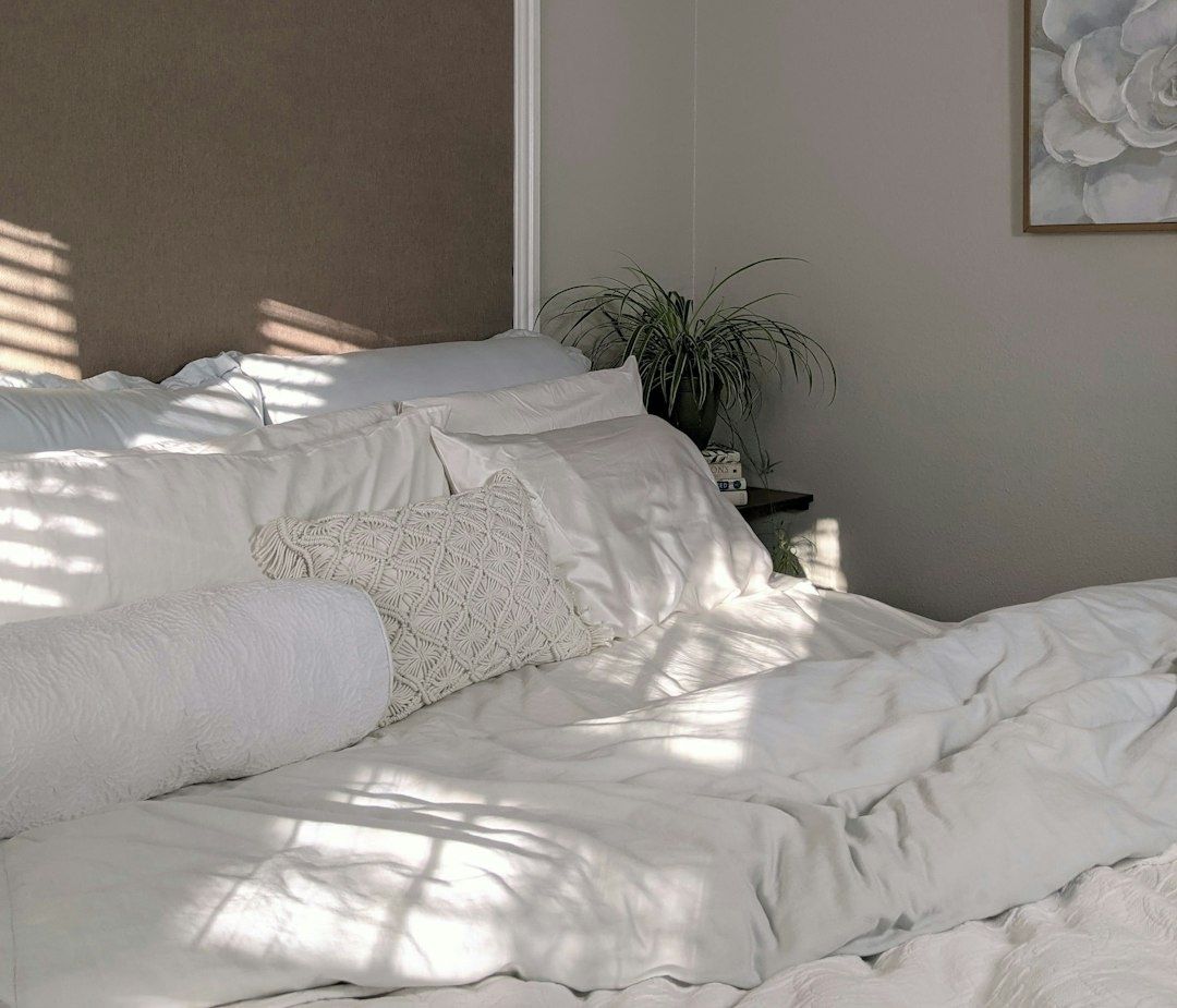 Hotellkänsla hemma: Små detaljer som gör sovrummet till en rofylld oas